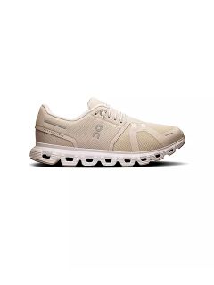 Sneaker sportivi beige con tomaia in mesh, suola distintiva simile a una nuvola, chiusura con lacci e branding minimal, raffigurati di profilo laterale su sfondo bianco.
