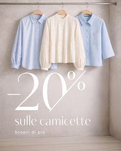 Tre camicie color pastello su appendini con sovrapposizione di testo: "-20% sulle camicette. Scopri di più".