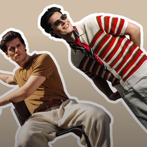 Due giovani uomini posano con stile; uno indossa una polo marrone chiaro e pantaloni color crema, l'altro una camicia a righe rosse, occhiali da sole e una sciarpa davanti a uno sfondo beige.