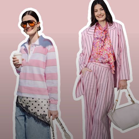 Due donne vestite con stile, una con una maglia da rugby a righe rosa e jeans, l'altra con un completo gessato rosa e una camicetta a fiori, entrambe con borse.