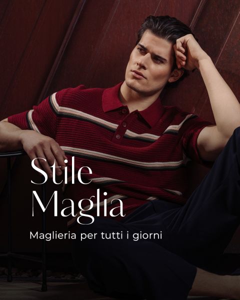 Un uomo con una polo a righe rosse e pantaloni scuri è seduto pensieroso accanto a una parete di legno. Il testo recita: "Stile Maglia. Maglieria per tutti i giorni."