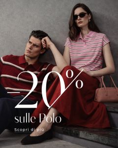 Un uomo e una donna con polo a righe e abbigliamento rosso sono seduti insieme. Il testo recita: "20% sulle Polo. Scopri di più.