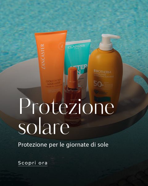 Tre creme solari su un vassoio rotondo a bordo piscina con la scritta "Protezione solare. Protezione per le giornate di sole. Scopri ora.".