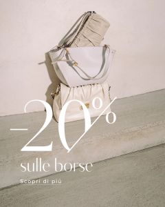 Tre eleganti borse beige e bianche impilate sul cemento, con testo italiano che offre il 20% di sconto sulle borse.