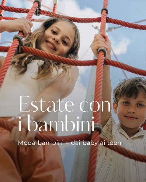 Due bambini sorridenti si arrampicano all'aperto su una corda rossa, con il testo "Estate con i bambini" sovrapposto in lingua italiana.
