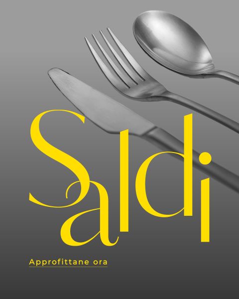 Tre posate (coltello, forchetta, cucchiaio) su sfondo grigio con "Saldi" e "Approfittane ora" in grande carattere giallo.