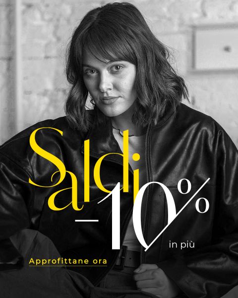 Una donna in giacca di pelle è seduta e guarda la telecamera. Il testo italiano recita: "Saldi - 10% aggiuntivo. Approfitta ora", e pubblicizza una svendita.