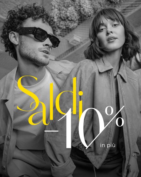 Un uomo e una donna vestiti con stile posano in outfit alla moda; in caratteri gialli e bianchi c'è scritto: „Saldi - 10% di sconto in più“.