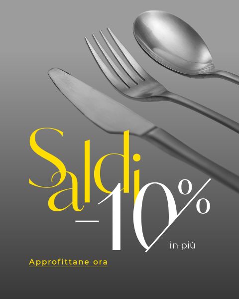 Tre posate (coltello, forchetta, cucchiaio) su sfondo grigio con la scritta italiana "Saldi -10 %" (10% di sconto extra).