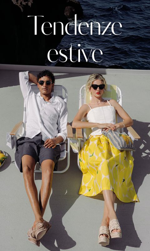 Un uomo e una donna vestiti con stile sono sdraiati in abiti estivi su lettini sotto il titolo "Tendenze estive", sullo sfondo si vede il mare.