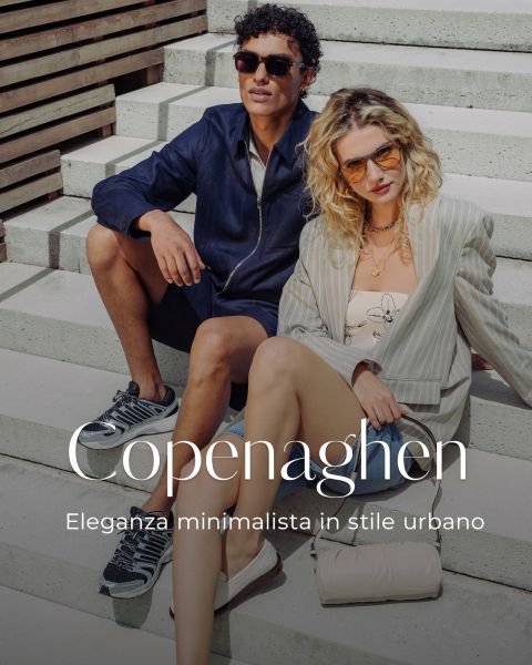 Due persone eleganti sono sedute su una scala all'aperto e indossano occhiali da sole e abiti alla moda. Il testo italiano recita: "Copenaghen. Eleganza minimalista in stile urbano.