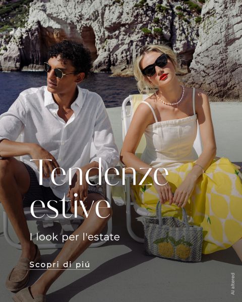 Un uomo e una donna in eleganti abiti estivi sono seduti all'aperto in riva al mare, con scogliere rocciose sullo sfondo. Un testo in lingua italiana si sovrappone all'immagine.
