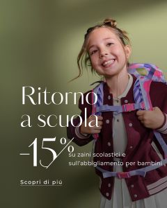 Una ragazza sorridente con uno zaino indossa una giacca rossa. Un testo in italiano pubblicizza uno sconto del 15% su zaini e abbigliamento per bambini per il ritorno a scuola.