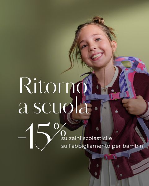 Ragazza sorridente con zaino e uniforme scolastica; il testo italiano pubblicizza uno sconto del 15% su zaini e abbigliamento per bambini per il ritorno a scuola.