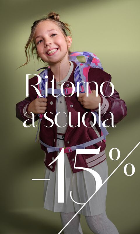 Ragazza sorridente con uno zaino, che indossa una giacca rossa, con la scritta: „Ritorno a scuola -15 %“.