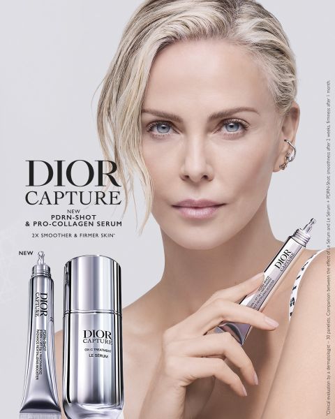 Una donna tiene una penna siero Dior Capture vicino al viso, accanto a due prodotti per la cura della pelle Dior e dettagli del prodotto su uno sfondo chiaro.
