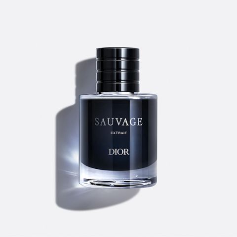 Un flacone di profumo "Dior Sauvage Extrait" con tappo nero, su un semplice sfondo bianco.