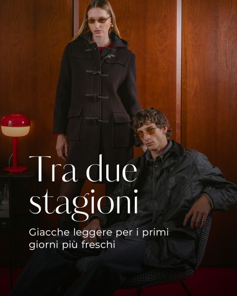 Due modelle in giacche eleganti posano in un interno davanti a una parete di legno. Un testo in italiano pubblicizza giacche leggere per le giornate più fresche.