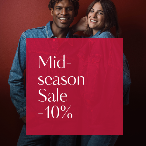 Due persone in giacca di jeans sorridono; sopra, su sfondo rosso, c'è la scritta "Saldi di metà stagione - 10%".