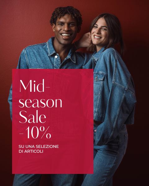 Due persone in abiti di jeans sorridono accanto a un cartello rosso che dice: "Vendita di mezza stagione - 10% di sconto su articoli selezionati".
