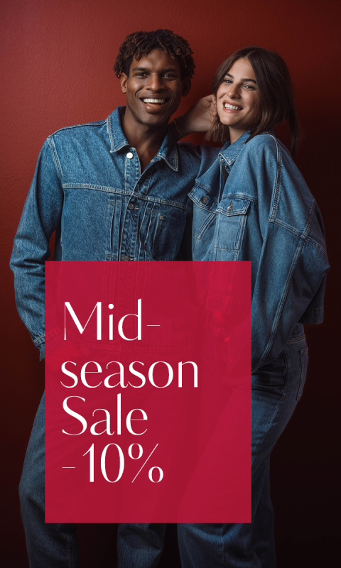 Due persone in abiti di jeans sorridono davanti a un muro rosso. L'immagine dice: "Vendita di mezza stagione - 10%".