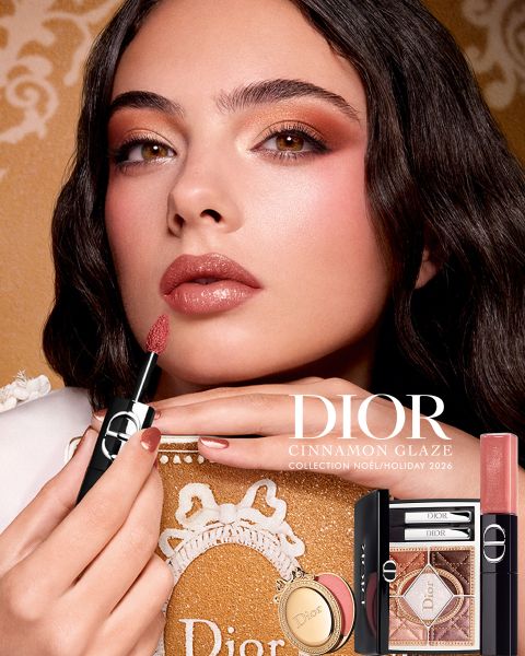 Una donna applica il rossetto "Rouge Dior" tenendo l'applicatore vicino alle labbra. Sono raffigurati tre tubetti di rossetto. Il testo pubblicizza un rossetto a lunga tenuta di 24 ore, che non sbava, sfuma delicatamente le labbra e offre un finish opaco.