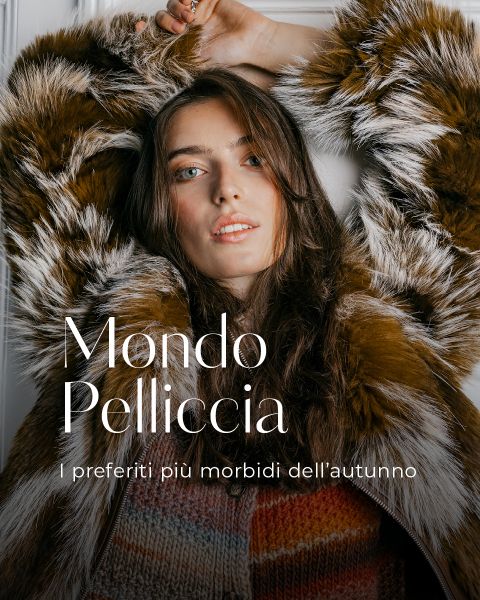 Una persona che indossa un cappotto di pelliccia sintetica con la scritta "Mondo Pelliccia. I preferiti più morbidi dell'autunno."