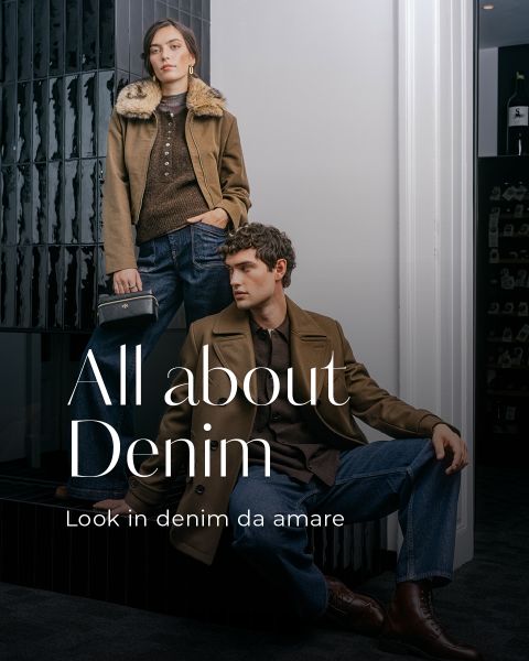Una donna e un uomo, che indossavano jeans e giacche marroni, posavano in un interno, sopra il quale si leggeva la scritta "Tutto sul denim. Look in denim da amare."