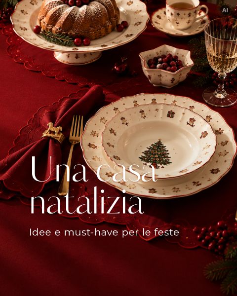 Un tavolo apparecchiato a festa con stoviglie natalizie, un Gugelhupf e tovaglioli con anelli dorati a forma di cavallo, sopra i quali si legge la scritta "Una casa natalizia".