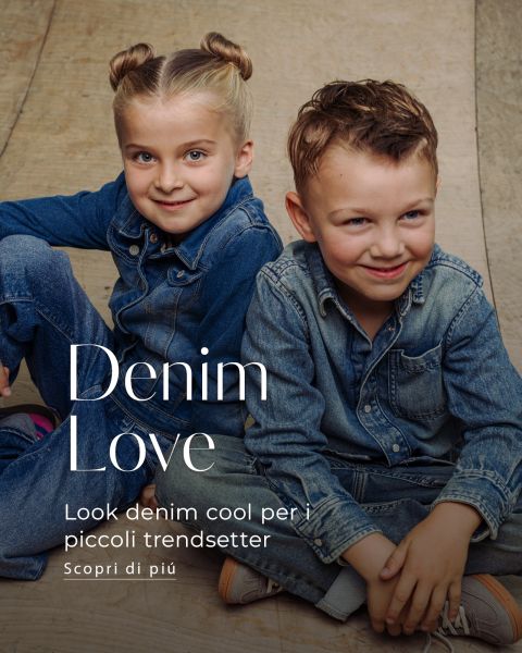 Un bambino e una bambina con giacche e jeans di denim sono seduti uno accanto all'altra, sopra di loro ci sono le scritte "Denim Love" e "Look denim cool per i piccoli trendsetter".