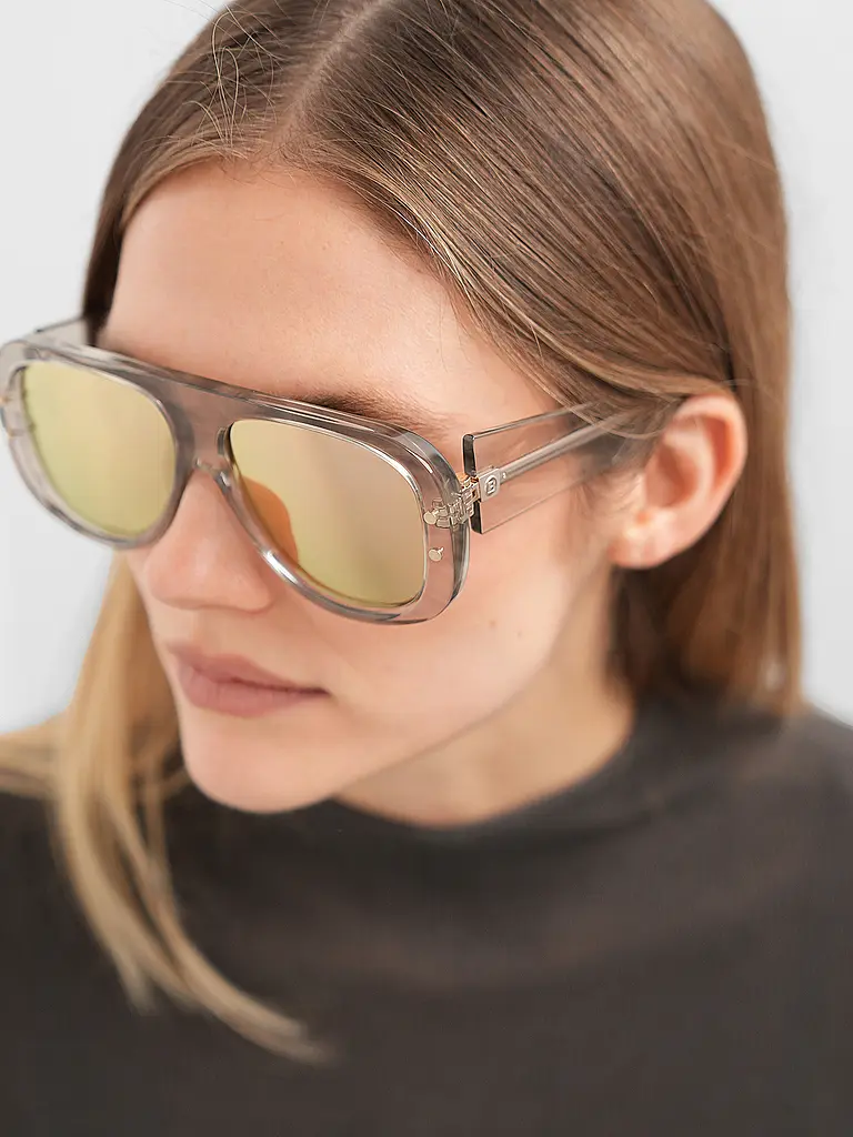 BALMAIN | Occhiali da sole PULSE
Marke: BALMAIN
Farbe: hellgrau
Kategorien: Mode,Damen,Herren

Material: Kunststoff
Stil: Glamour | Grigio chiaro