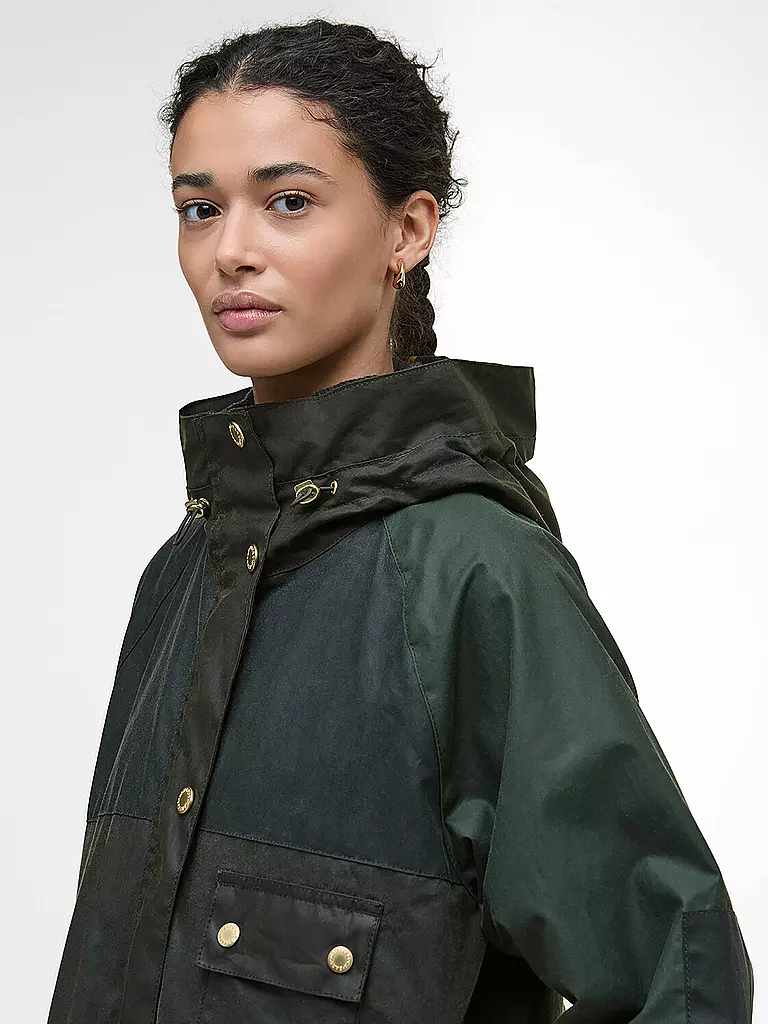 BARBOUR | Parka KEELEY WAX
Marke: BARBOUR
Farbe: olive
Kategorien: Moda,Donna
Ärmellänge: Manica lunga
Material: Cotone
Kragenform: Collo Kent,Cappuccio
Musterung: Tinta unita
Passform (Oberbekleidung): Regular
Stil: Casual
Details: Taglio raglan,Tasche a filett |