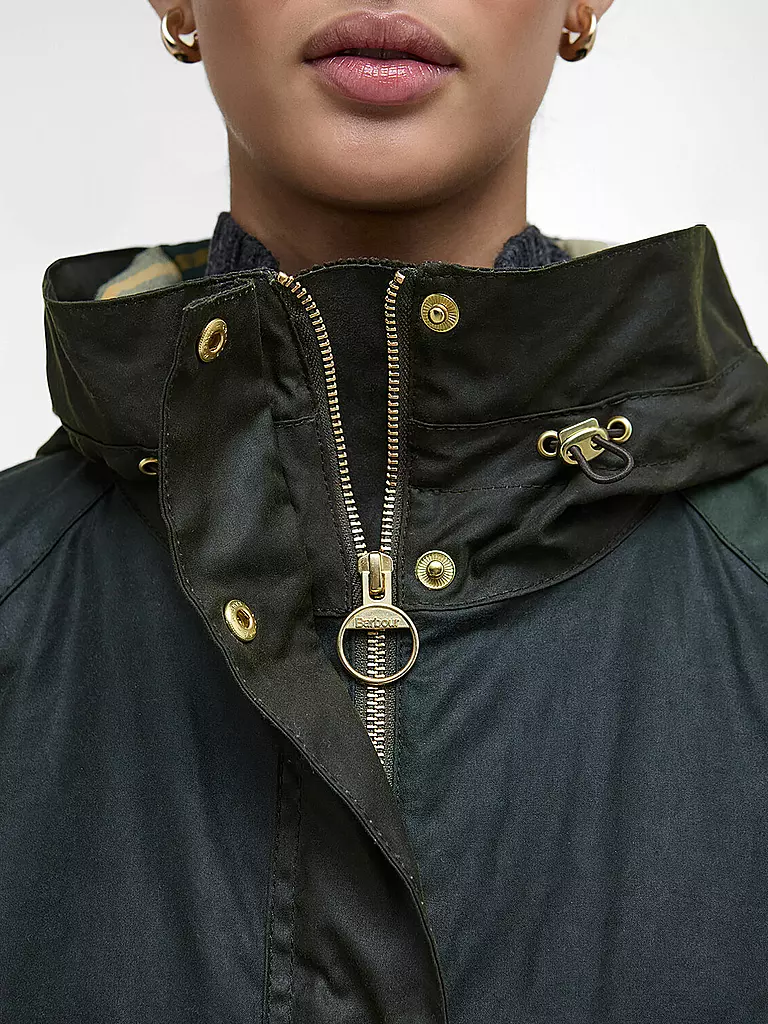 BARBOUR | Parka KEELEY WAX
Marke: BARBOUR
Farbe: olive
Kategorien: Moda,Donna
Ärmellänge: Manica lunga
Material: Cotone
Kragenform: Collo Kent,Cappuccio
Musterung: Tinta unita
Passform (Oberbekleidung): Regular
Stil: Casual
Details: Taglio raglan,Tasche a filett |