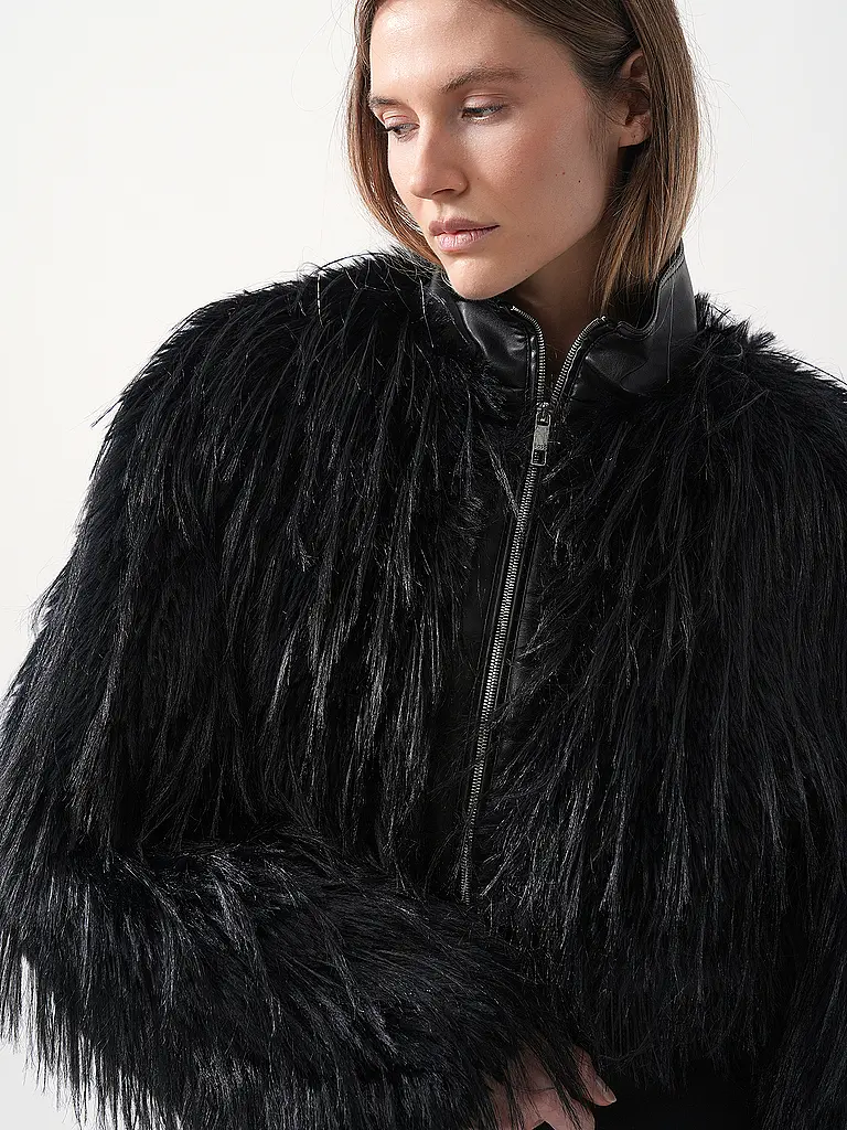 BOSS | Nome prodotto: Giacca in pelliccia sintetica CECOOL
Marca: BOSS
Colore: nero
Categorie: Moda,Donna

Lunghezza manica: Manica lunga
Materiale: Pelliccia sintetica,Poliestere / Poliammide
Tipo di colletto: Collo alto
Motivo: Tinta unita
Vestibilità (capisp | 