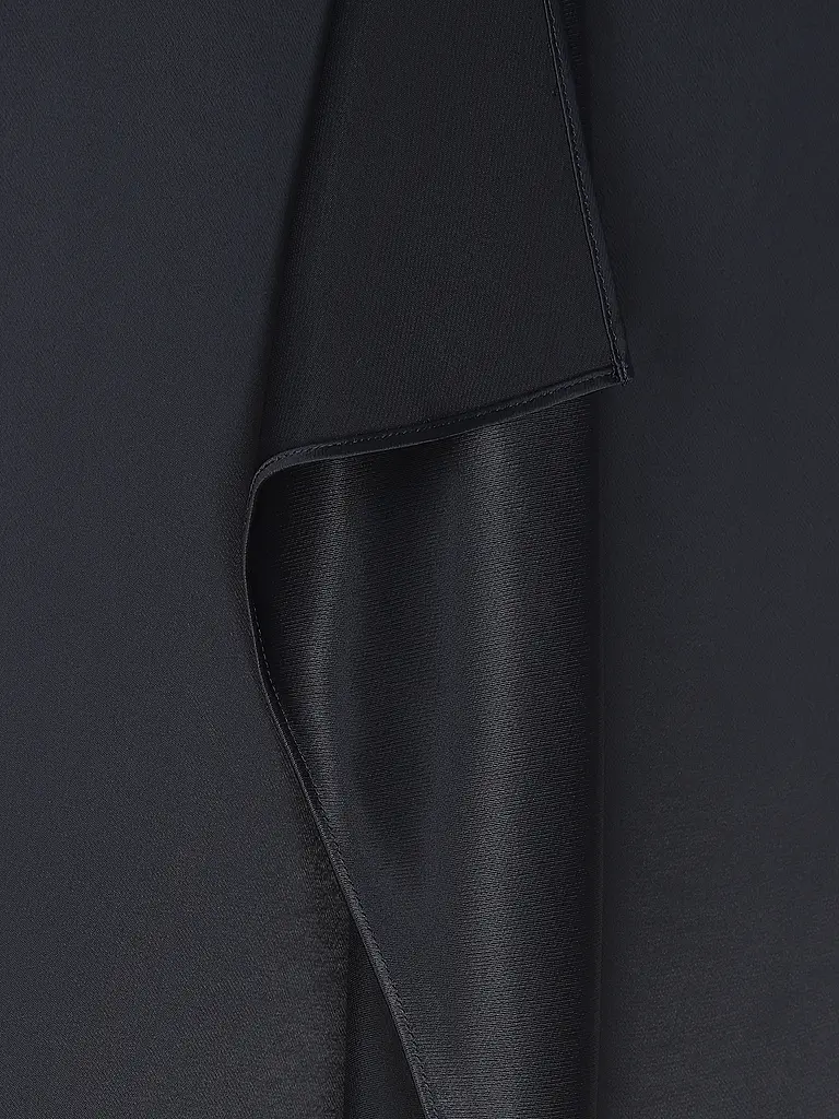 BOSS | Nome prodotto: Midirock VEMUTH
Marca: BOSS
Colore: blu scuro
Categorie: Moda, Donna

Materiale: Viscosa
Motivo: Tinta unita
Stile: Smart Business
Dettagli: Effetto avvolgente | Blu scuro