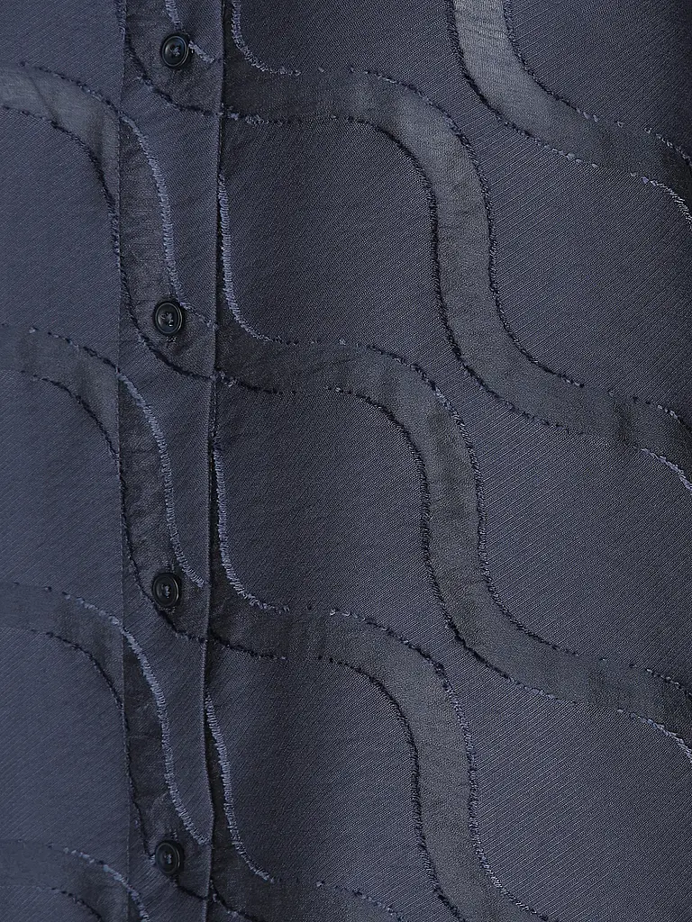 BRAX | Nome prodotto: Blusa VIVI
Marca: BRAX
Colore: blu scuro
Categorie: Moda, Donna

Lunghezza manica: Manica lunga
Materiale: Viscosa
Tipo di colletto: Collo alla coreana
Motivo: Tinta unita
Vestibilità (capispalla): Regular
Stile: Casual | Blu scuro