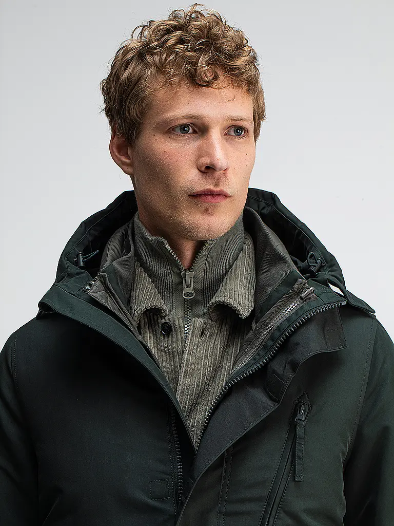 BUTCHER OF BLUE | Parka GALENA
Marke: BUTCHER OF BLUE
Farbe: dunkelgrün
Kategorien: Mode, Herren
Material: Polyester / Polyamid
Kragenform: Kapuze
Musterung: Unifarben
Passform (Oberbekleidung): Regular
Details: Eingrifftaschen, Tunnelzug, 3-in-1, Wasserabweisend |