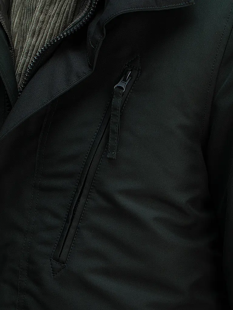 BUTCHER OF BLUE | Parka GALENA
Marke: BUTCHER OF BLUE
Farbe: dunkelgrün
Kategorien: Mode, Herren
Material: Polyester / Polyamid
Kragenform: Kapuze
Musterung: Unifarben
Passform (Oberbekleidung): Regular
Details: Eingrifftaschen, Tunnelzug, 3-in-1, Wasserabweisend |