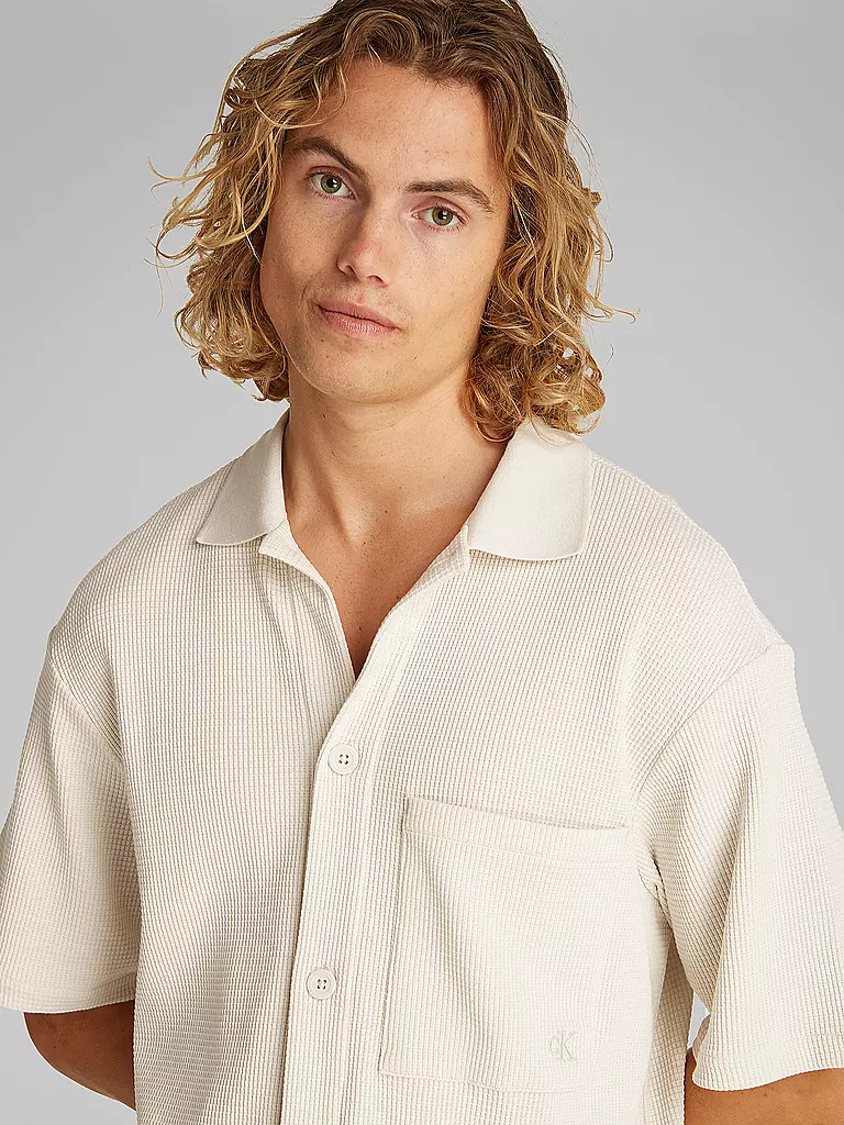 CALVIN KLEIN JEANS | Camicia
Marca: CALVIN KLEIN JEANS
Colore: crema
Categorie: Moda, Uomo

Lunghezza manica: Manica corta
Materiale: Cotone, Poliestere / Poliammide
Forma colletto: Colletto Kent
Motivo: Tinta unita
Vestibilità (capispalla): Regular
Stile: Young Fashion
Dett | 