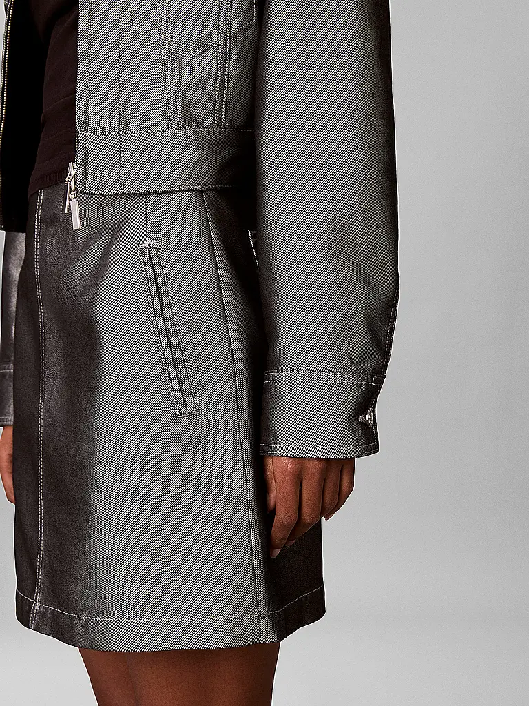 CALVIN KLEIN JEANS | Jeansrock
Marke: CALVIN KLEIN JEANS
Farbe: grigio
Categorie: Moda,Donna
Materiale: Denim,Cotone,Poliestere / Poliammide
Motivo: Metallico
Stile: Young Fashion
Altezza della vita: A vita media
Dettagli: Tasche laterali |