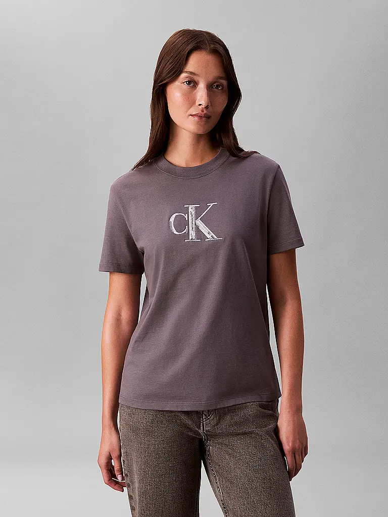 CALVIN KLEIN JEANS | T-Shirt
Marke: CALVIN KLEIN JEANS
Farbe: grau
Kategorien: Mode,Damen

Ärmellänge: Kurzarm
Ausschnitt: Rundhalsausschnitt
Material: Jersey,Baumwolle
Musterung: Logo
Passform (Oberbekleidung): Regular
Stil: Young Fashion
Details: Pailletten | 