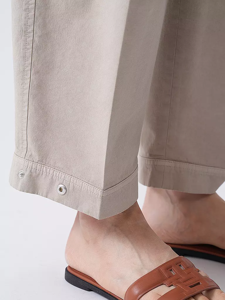 CLOSED | Chino  RHANNON | 