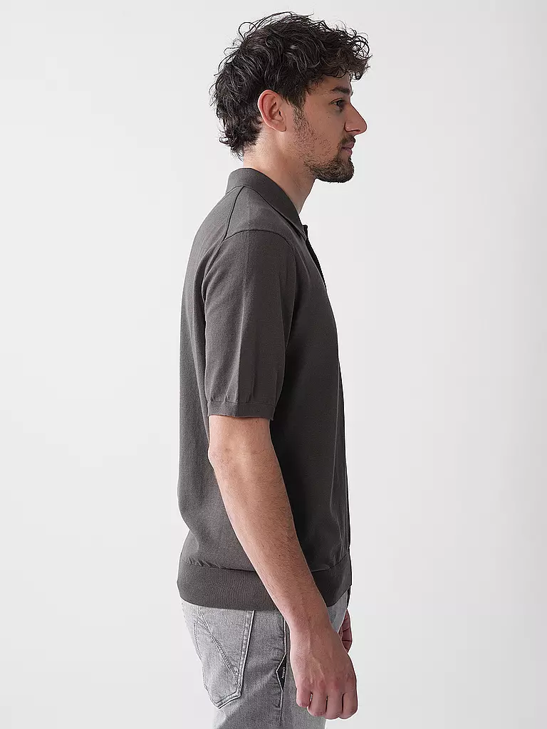 CLOSED | Poloshirt
Marke: CLOSED
Farbe: grau
Kategorien: Moda, Uomo

Ärmellänge: Manica corta
Materiale: Maglia fine, Cotone
Kragenform: Colletto polo
Musterung: Tinta unita
Passform (Oberbekleidung): Regular
Stil: Pure, Trend | 