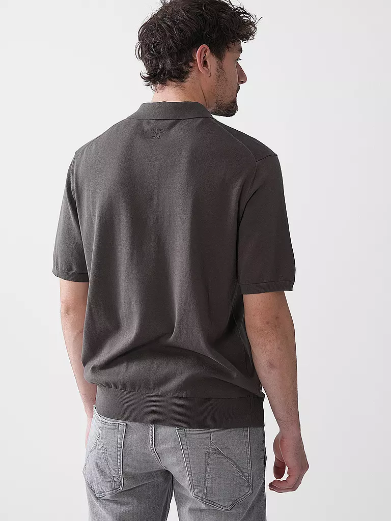 CLOSED | Poloshirt
Marke: CLOSED
Farbe: grau
Kategorien: Moda, Uomo

Ärmellänge: Manica corta
Materiale: Maglia fine, Cotone
Kragenform: Colletto polo
Musterung: Tinta unita
Passform (Oberbekleidung): Regular
Stil: Pure, Trend | 