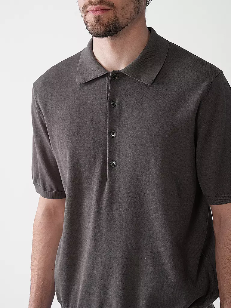 CLOSED | Poloshirt
Marke: CLOSED
Farbe: grau
Kategorien: Moda, Uomo

Ärmellänge: Manica corta
Materiale: Maglia fine, Cotone
Kragenform: Colletto polo
Musterung: Tinta unita
Passform (Oberbekleidung): Regular
Stil: Pure, Trend | 