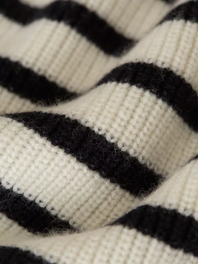 CLOSED | Pullunder | Crema