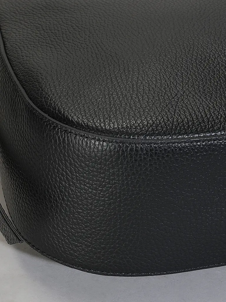 COCCINELLE | Borsa in pelle - Hobo Bag COCCINELLENORY
Marchio: COCCINELLE
Colore: nero
Categorie: Moda, Donna

Materiale: Pelle
Motivo: Tinta unita
Dettagli: Logo | 