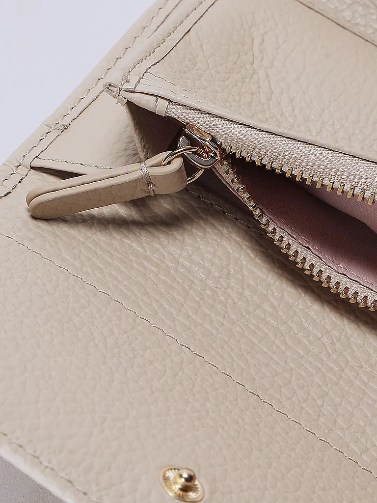 COCCINELLE | Nome prodotto: Portafoglio METALLIC SOFT
Marca: COCCINELLE
Colore: crema
Categorie: Moda,Donna

Materiale: Pelle
Motivo: Tinta unita
Dettagli: Logo | Crema