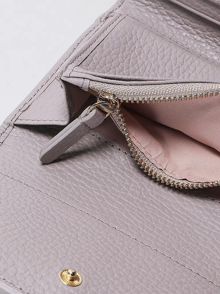 COCCINELLE | Nome prodotto: Portafoglio METALLIC SOFT
Marca: COCCINELLE
Colore: lilla
Categorie: Moda,Donna

Materiale: Pelle
Motivo: Tinta unita
Dettagli: Logo | Lilla