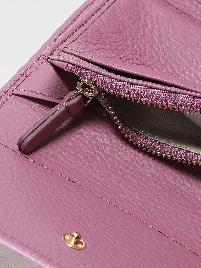 COCCINELLE | Nome prodotto: Portafoglio METALLIC SOFT
Marca: COCCINELLE
Colore: rosa
Categorie: Moda, Donna

Materiale: Pelle
Motivo: Tinta unita
Dettagli: Logo | Fucsia